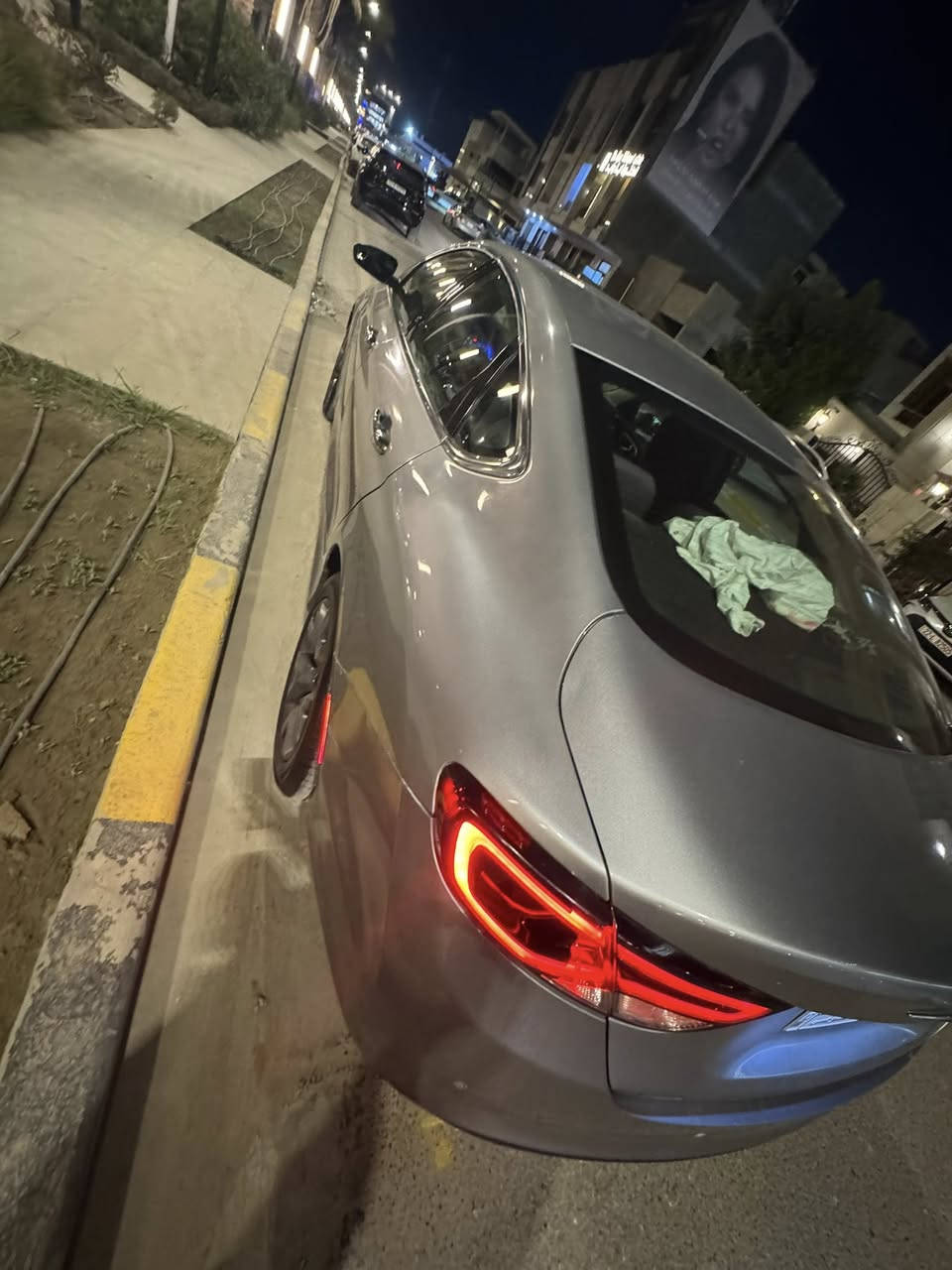 كرايسلر سي ٢٠٠ مديل ١٥   اربعه سلندر مواصفات عادية  رقم بغداد مشروع وطني بسمي شرط التحويل  . حادث جاملغ عكس السايق وبنيد . ارباك طاك  ومسوي سستم مقاومة   . بيهه صفحة صبغ بسبب طخطخات . ماشية ٢١٥ الف كيلو (133 الف ميل ) . ضايف الهه كومبريسر مال  اس ار تي ثلج.    
لدات جانبية . شاشة اندرويد مرتبة  ما تغطي الدكتات مال تبريد  بيهه كار بلي  واندرويد اوتو . صدر امامي جديد اذاين فيتبمب  وكلشي مشتري بي وصل الهه مسوي دفتر صيانة . مبرمج مراوح ٩٥ وتبديل ولف و ماء راديتر دوري . مكينة الحمد لله حلوة ودائما ادير الهه دهن لو ادينول لو اكسادو  . كيرهه حلو ومبدل اله هايدروليك قبل ١٠٠٠٠ كيلو . عليهه ادامة يمً اخوية علي الدليمي. 
السعر ٩٥ ورقة
*********** 
المكان بغداد
