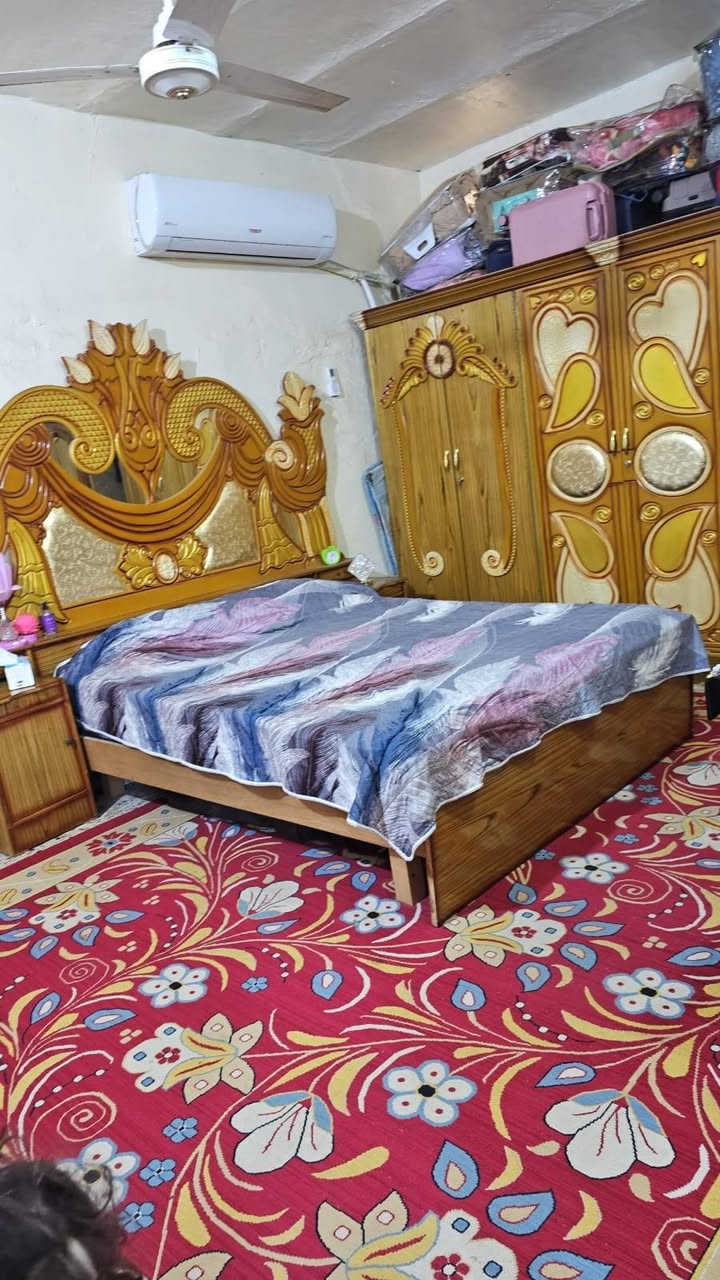 بيت للبيع💥
حي المعلمين القديم شارع المصلحه المساحه ٢٤٠ متر

بداية البيت مسلك طولة٤٠ عرضه مترين.. مساحه بناء البيت 200
طابق ارضي بيه ٣ غرف نوم ومطبخ وحمام وتواليت غربي وشرقي وهول واستقبال وكلدور
 والطابق الثاني غرفه نوم وحمام وتواليت غربي
الطابق الاول بناء قديم بأستثناء الاستقبال بناء جديد
والطابق الثاني بناء حديث
للتواصل الرقم ***********
السعر ٢٣٠ مليون وبيه مجال
