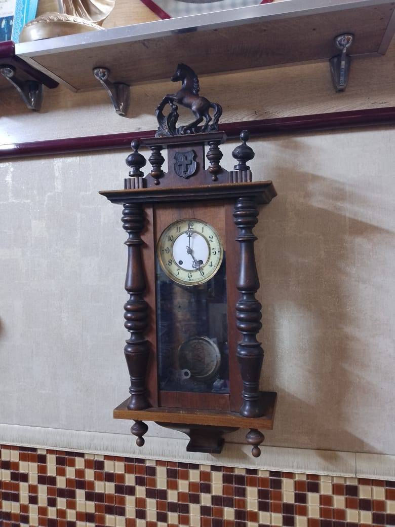 ساعه المانيه للبيع قديمه نظافه 100% العنوان بغداد رقم الهاتف***********
