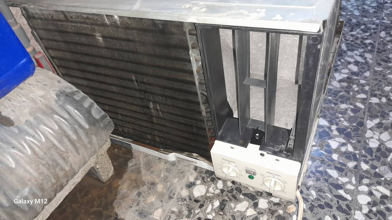 مكيف ال جي حجم ٢طن  كلش نضيف اخذتة اول العام والله شاهد لا داخل تصليح ولا ملعوب بيه وتبريدة ثلج ماشالله واليوم نزلتة غسلتة لان جان تراب وعفتة حتة اليجي يشوفة ويفحصة واي استفسار هذا رقمي *********** ومكاني شارع فلسطين وشكرا
