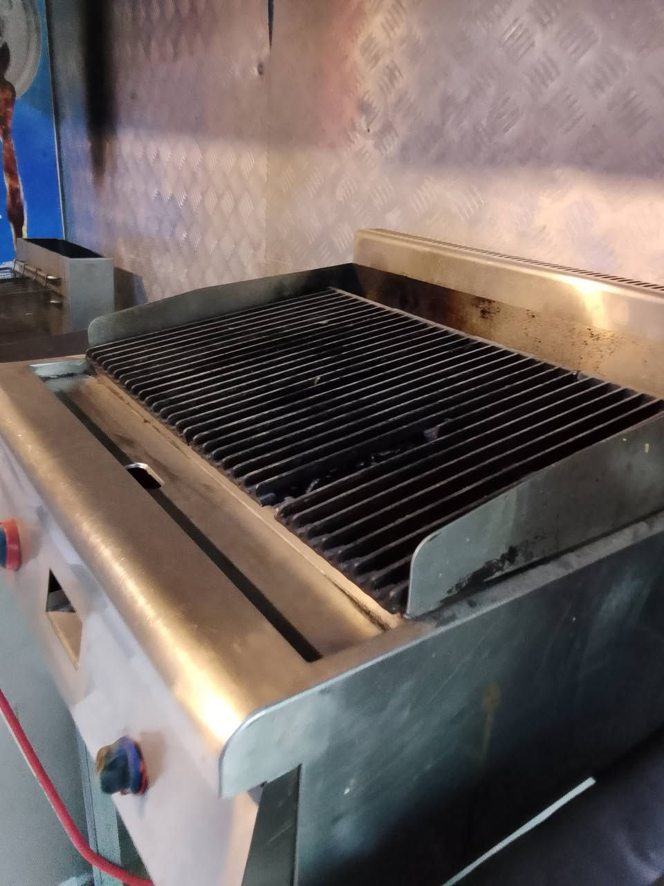 سلام عليكم غراض مطعم للبيع غراض كامله وشغاله ونظيفة عنوان بغداد 
***********
