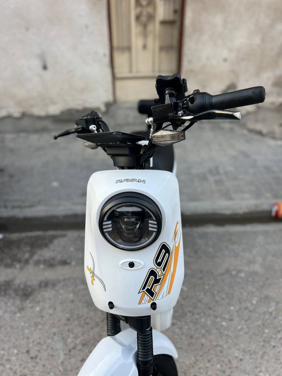 سلام عليكم دراجة شحن R9 للبيع كاملة جديدة نضافة فول جديدة دراجة بعدهي جديدة  لايتات هورن اشاير نشرات  تشغيل عن بعد بصمة.  فيها 5 بطاريات كبار السعر 425المكان البصرة الأصمعي للأسفسار أو الاتصال على الرقم ***********
