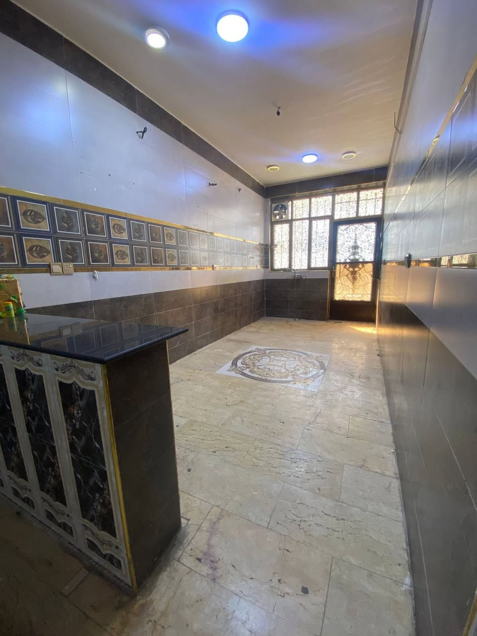 للايجار في السيدية
طابق ارضي مساحه 200 متر معزول بي مدخلين وبي كراج 

يحتوي على غرفتين نوم وصاله وكبيرة ومطبخ وخدمات ثنين وحولي كبير 

الايجار ٨٠٠ الف 

للاستفسار ***********
