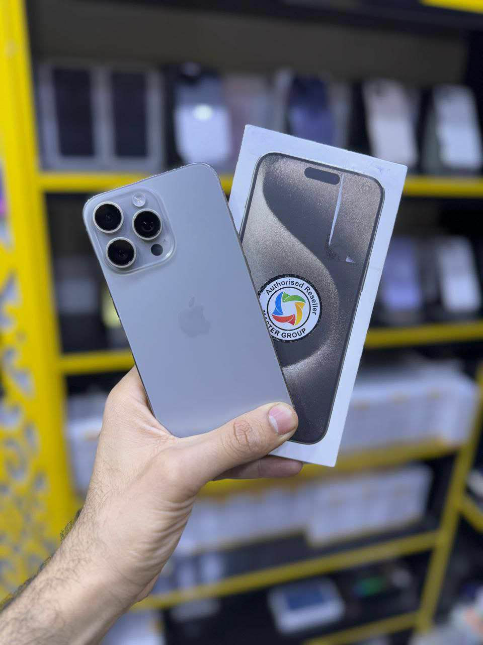 📱 للبيع - iPhone 15 Pro Max ⚡
🗺️النموذج:M(اصلي ومضمون)
نظافة 🔥 100%
🔋 بطارية 97‎%‎
💾 ذاكرة 256GB
📦 كامل الملحقات + ضمان
✨ الموبايل نظيف جداً مثل الجديد!
📍 الموقع: مركز فون ستور
📌 قطاع 30 – شارع المدارس – قرب مطعم جلال
للحجز أو الاستفسار مراسلتنا دايركت أو واتساب *********** عمارة, ميسان
