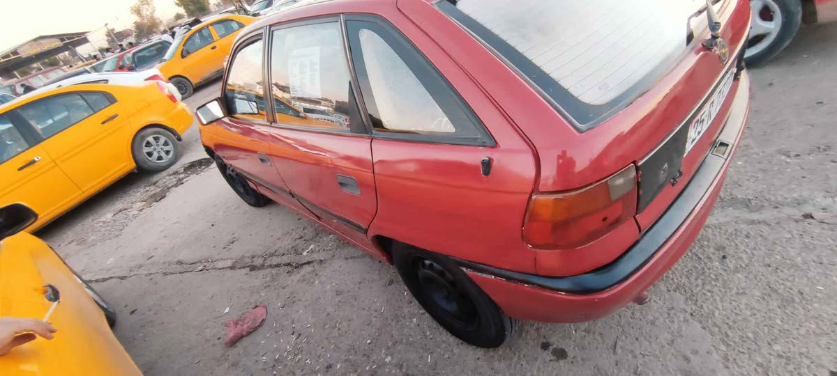 اوبل استرا موديل 1992 مواصفاتها قايش عريض يعني ستيرن پاور ،مشروع وطني،  سيارة مصفية ، ما بيها خياس ،تايرات تخم جديد ، صدر جديد ما بيه نقص كهربائيات، محرك بيه خيط بخار ببطاقة بنزين سيارة حلوة كاعدة وما ناقصها شي  سيارة باسمي طالب عليها 
38 ورقة وبيها مجال مكاني كركوك 
للاستفسار *********** Singapore
