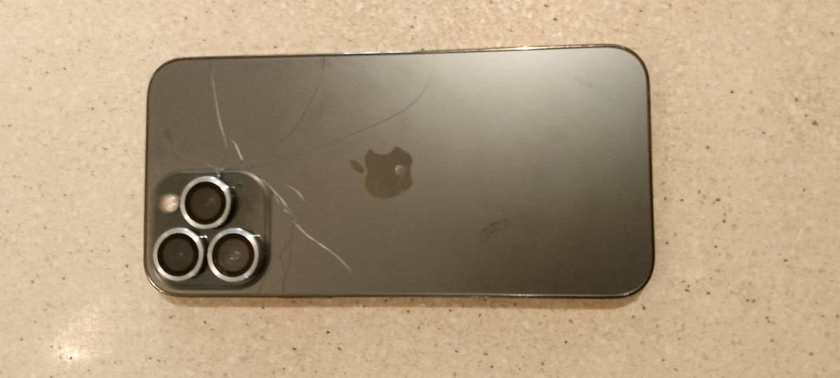 السلام عليكم ايفون 13 برو ماكس بطاريه 86 موبايل هذا     داخل صيانه بس فقط ظهرسعر ب675 والاستفسار على الرقم***********
