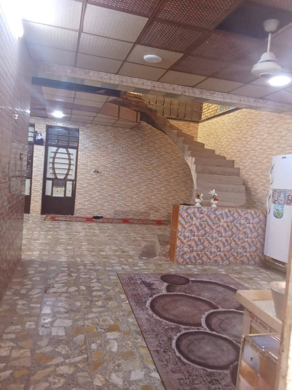 سلام عليكم دار للبيع
مساحه200 متر 
في حي الكوفه قرب دلاليه السيد

البيت طابقين 

الطابق الأول يحتوي على غرفتين وصحيات وصاله ومطبخ واستقبال 

والطابق الثاني ( هيكل) يحتوي على اربعه غرف 

للاستفسار على خاص 

*********** واتساب
