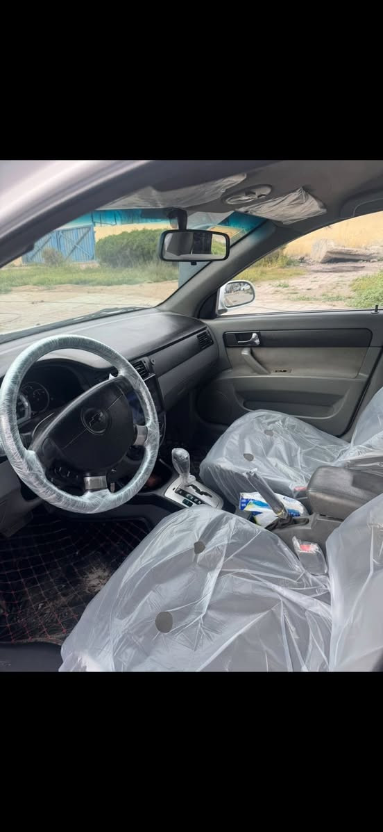 شوفر ليت اوبترا موديل 14 خليجي الشركه العامه سياره مكفوله مكينه كير صدر تبريد تخم تاير كله شركه مشط جديد فقط بيها ربع  جاملغ خلفي صبغ الباقي كله مكفول و ع وضع الشركه بسم عربي بغداد سنويه ورقم جديد سعرها 93 \***********
