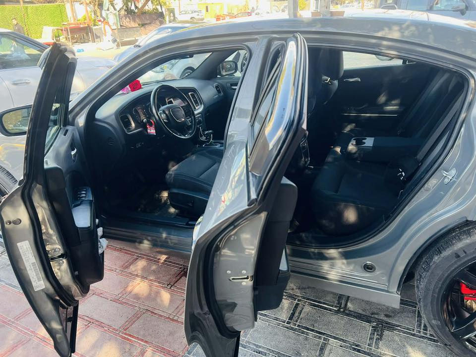 السلام عليكم ورحمة
چارجر2019
 3600 
Sxt 
لون اسمنتي 
تحكم استيرن 
تشغيل. ع بعد 
شاشه جبيره
كرسي كهربائي 
ويل 20
ماشيه 98m 
حادثه باب خلفي عكس السايق
المكان بغداد الكاظميه
‏***********
