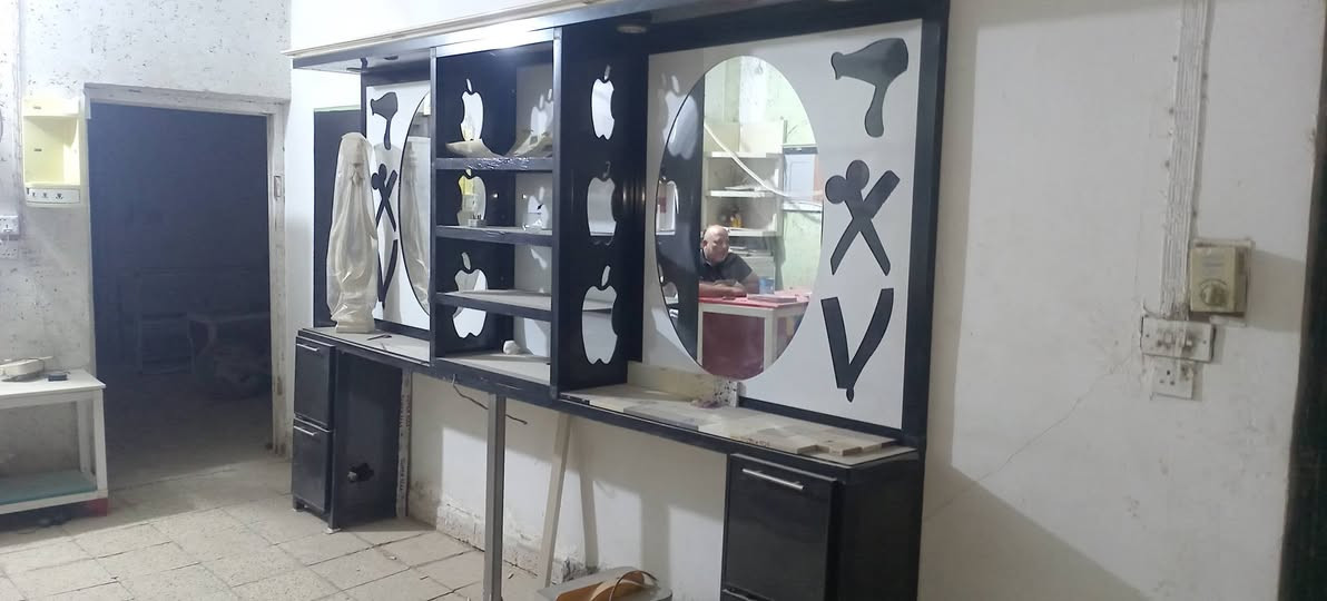 ميز حلاقه مرايتين للبيع للاستفسار التواصل ***********
