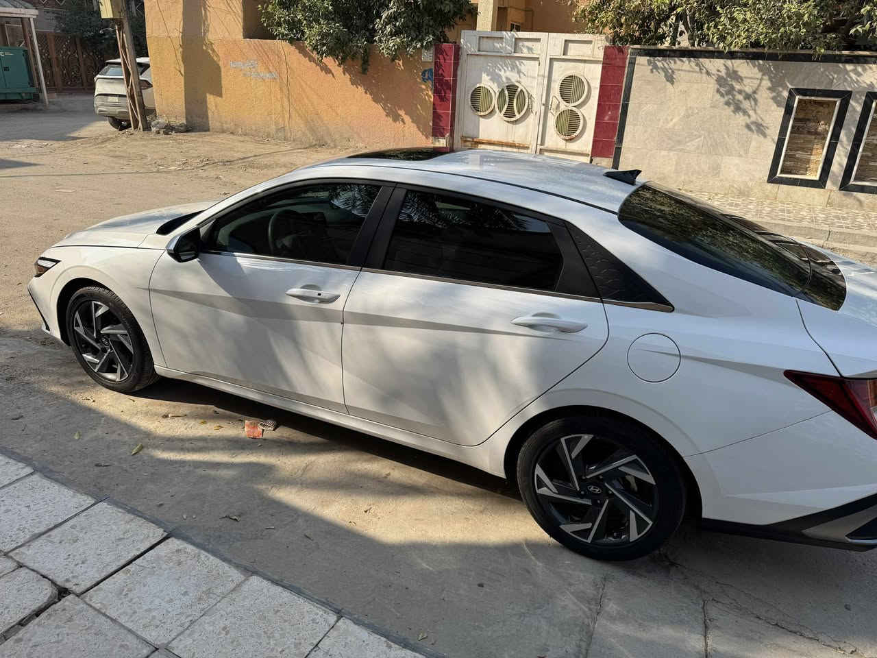 سلام عليكم
Hyundai elantra 2025 
للبيع هيونداي النترا 2025 
السيارة بعدها زيرو ماشية 3000 كيلومتر فقط
محرك 4 سلندر 2000 دوش 
السيارة لون ابيض صدفي وارد امريكي دخول جديد ماصارلها هواي من داخلة
السيارة مصلحة وكاملة وجاهزة ومابيها اي نقص
السيارة حادثها فقط الجاملغ الخلفي جهة السايق ومصلح ومصبوغ وشغل درجة اولى
بدون ايرباك كل الايرباكات سليمة
 بدون شاصي 
السيارة فول مواصفات
1-فتحة
2-فول تحكم استيرن
3-شاشة كاملة متصلة وعدادات ديجيتال
4-رادار امامي وخلفي وجانبي (نقاط عمياء)
5-توقف ذاتي
6-لايت امامي وخلفي LED 
7-قيادة ذاتية
8-تحديد مسار
9-درايف مود (Normal,Sport,Smart)
10-اوتو هولد
11-هاند بريك دكمة
12-بصمة ابواب
13-بصمة تشغيل
14-تشغيل عن بعد
15-ابل كاربلاي واندرويد اوتو
16-لد داخلي متغير يتغير لونة من الشاشة
17-شاحنة وايرليس
18-منافذ داخلية يو اس بي وتايب سي
19-كشنات مخمل
20-كروس كونترول مثبت سرعة ومحدد سرعة 
21-كامرة خلفية دوارة
22-كشنات تدفئة
23-التبريد ايضاً بي شاشة
السيارة فول مواصفات ومناقصها اي شي كلشي بيها كامل وكل غراضها موجودة السبير والعدة والگاعيات وكلشي
السيارة بدون رقم ( تترقم جميع المحافظات )
السيارة بأسمي 
سعر السيارة 185 ورقة وبيها مجال جداً قليل
مكاني محافظة بابل الحلة
 ***********
اللي يشوف السعر غالي لا يتصل رجاءاً
اعتذر عن الاطالة وشكراً الكم ❤️
