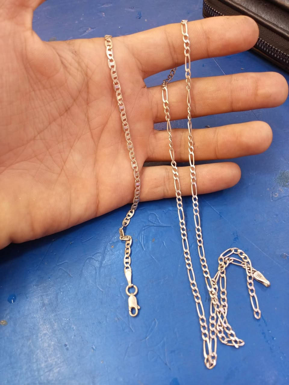 سلام عليكم سوارين وزنجيل فضه وزنهن كلهن 21.80 السعر 75 الف يوجد توصيل متواجد واتساب ***********
