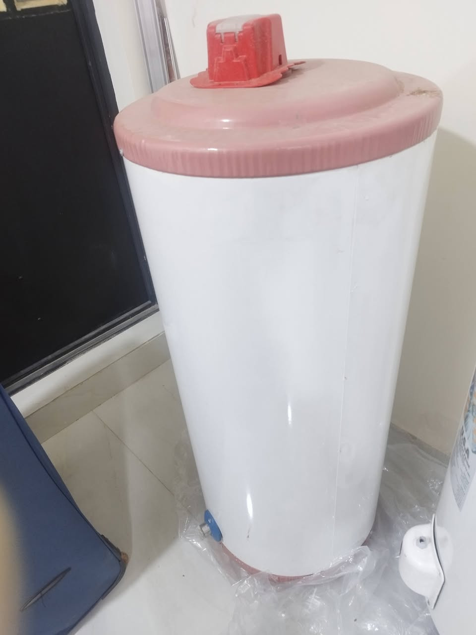 للبيع سخان كهربائي جديد مستعمل شهر حجم وسط ٥٥ الف  رف خشب ديكور ب٨ رف حمام المنيوم ب٨ سيت صواني تقديم خشب جديدة ب١٠ كاوية شعر ب٢٠ ,انزو قطاعة داني هوم 12 ملاعيب اطفال القطعة الف راوتر إنترنت ١٠ مقوي شبكه انترنت جديد ٣٠ ميز طعام ب١٣ ميز اوتي ب٥ غسالة جواريبات ب٥ حي القاهرة العنوان وماعندي توصيل ***********
