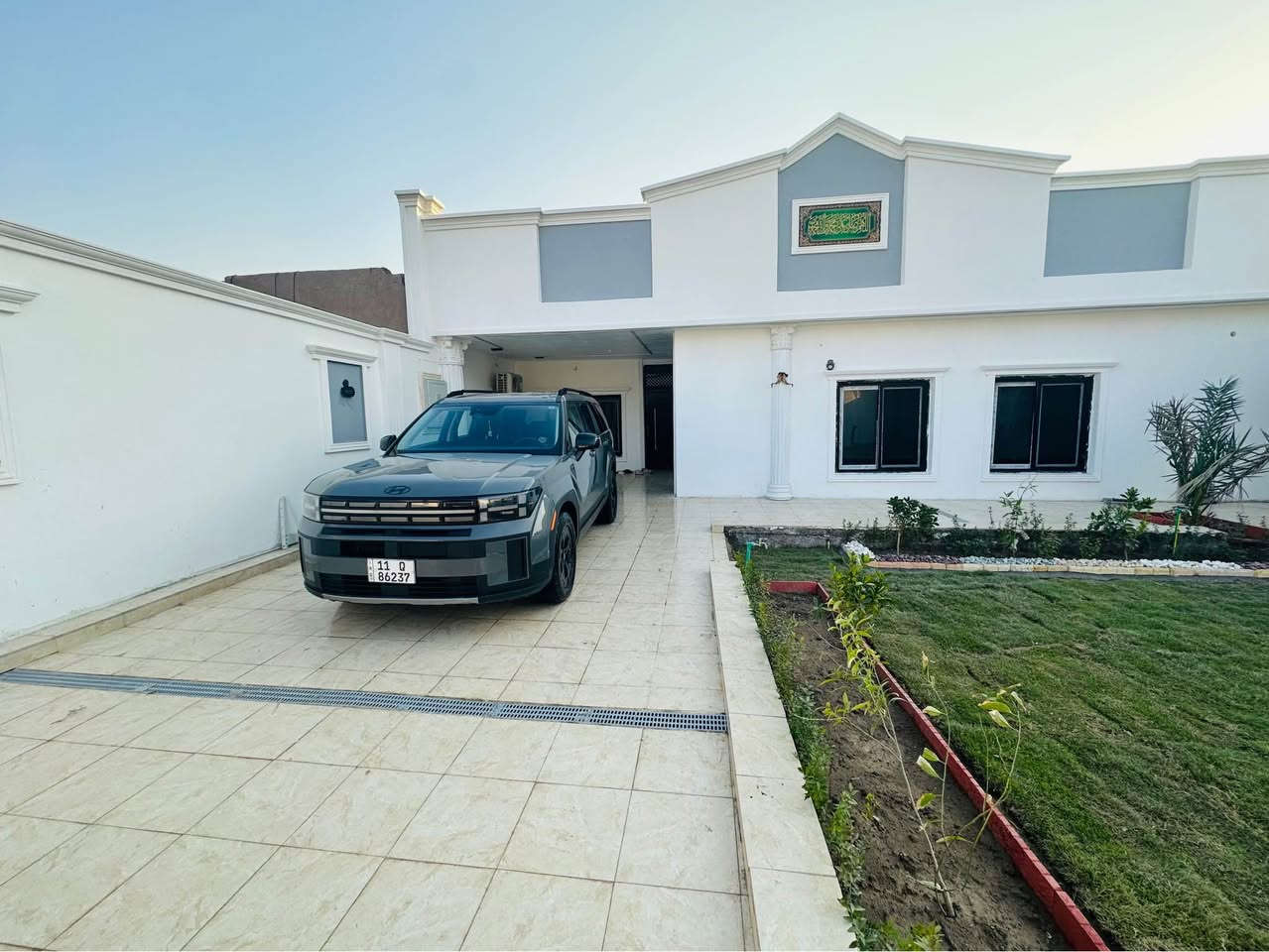 سلام عليكم بيع مستعجل ماكو هيج سعر وموديل ومواصفات 
فقط حادث مريكه بجم كبس 
صور الحادث بل منشور 
والسونار مرفق بل منشور سياره بيها موصفات ساعه إذا كتب بعد وعتذر علا الطاله 
هيونداي سنتافيا SANTAFE
سنة الصنع 2024   مواصفات
السعر 198 وبيها مجال جدن قليل بل خير الصير من نصيبه ماكو هيج سعر وموديل
اربع كامرات محيطيه
*********** 
رادارات محيطيه امامي و خلفي و صفح 

عداد المسافه المقطوعه .20 الف يعني زيرو

اللون اسمنتي 

داخل اسود 

حجم محرك 2.5 تيربو 

كير بوكس اوتوماتيك 8 نمر 🐅 

دخول ذكي ( بصمة ) وتشغيل عن بعد 

فول تحكم ستيرن 

شاشة apple carplay and android auto 

كاميرا خلفية دوارة

حساس امامي6 وخلفي 6

 شاشة كبيرة متصلة ( GPS )

7 مقاعد

صندوق كهرباء

كراسي كهرباء 

تدفئه و تبريد مقاعد أماميه

دفئه المقاعد الخلفيه

تدفئه سيترن

شاحن لاسلكي عدد 2 

مانع انزلاق 

4 وضعيات قيادة 

مساعد نزول المنحدرات 

3 قطع تبريد 

زر تشغيل واطفاء الحساسات 

اوتو هولد AUTO HOLD 

شحن لاسلكي

هاند بريك كهرباء 

رقم بغداد بسمي مشروع وطني

مكان السيارة بغداد الدوره 
الهاتف *********** Colombo, Sri Lanka
