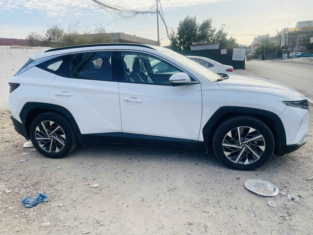 السلام وعليكم
توسان موديل 2023
مكفولة عدا بارد كد اصبع باب السايق
فول عده الفتحه داخل اسود 
السعر:210وبيه مجال بسيط
المكان:شارع فلسطين 
***********
