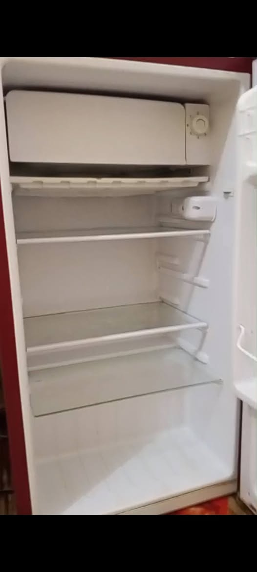 سلام عليكم ثلاجه للبيع نضيفه السعر 140 وبيهه مجال للطيبين  خاص موجود وهاذ رقمي. *********** واتساب موجود.
