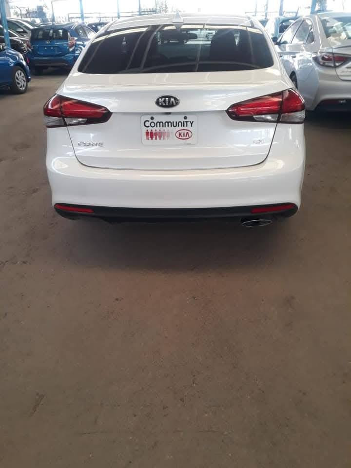 ​🚗 كيا فورتي 2018 - فول مواصفات (Top Clean) 🚗
لعشاق النظافة والمواصفات الكاملة، السيارة بحالة الوكالة وجاهزة للاستخدام الفوري:
​الموديل: 2018.
​المحرك: 2000 (GDI) - أداء قوي واقتصادي جداً.
​الحالة: بدون حادث (وارد أمريكي)، صبغ نص تكم فقط (أثر شخوط/تجميلي) وبيها بوارد مكانات بسيطه الكصه لبدايه فقط مال قماره يعني الحافه فقط  والبنيد ربع منه صفحه اليسره كد شبر البقيه كفاله عامه لغود شواصي دواخل ايرباكات كله بحاله الوكاله 
​✨ المواصفات والكماليات:
​المقاعد: كشنات جلد فاخرة رصاصي وداخل لونين تبريد شاشه بيانو وقطعتين تبريد بصمه ابواب لدات ابواب .
​نظام الراحة: تدفئة بالكشنات الأمامية.
​التبريد: تبريد قطعتين (أمامي وخلفي) ثلج.
​التحكم: تحكم ستيرن جهتين كامل (فول)، مثبت سرعة (Cruise Control).
​الشاشة: شاشة أصلية كبيرة تدعم Apple CarPlay و Android Auto.
​الكاميرا: كاميرا خلفية دوارة مع خطوط مساعدة للركن.
​الأنظمة الذكية: نظام النقاط العمياء (Blind Spot) بالمرايا الجانبية.
​أنظمة القيادة: 3 وضعيات قيادة (Drive Mode: Sport, Eco, Normal).
​السلامة: رادار جانبي، مانع انزلاق، نظام ABS.
​الإضاءة: ليدات أمامية نهارية مميزة، وإنارة ترحيبية.
​الإطارات: ويل كب (جنوط) قياس 16 أو 17 الأصلي.
​💎 السيارة بحالة ممتازة، داخلية نظيفة جداً، وما تحتاج أي مصاريف إدامة.
​📍 العنوان: [بغداد الكريعات ]
💰 السعر: [السعر١٢٠] (بيها مجال بسيط للشراي)
📞 للتواصل: [***********]
​ملاحظة للمصداقية:
​بما إن السيارة وارد أمريكي وبدون حادث ليخب ادزله رقم شاصي
