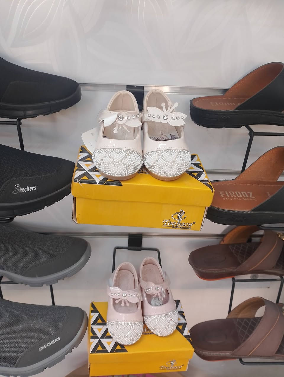 وصول بضاعه جديده شحاطه رجالي ونسائي واطفال واحذيه بااسعار مناسبه شارع عرق النسا  مقابيل خياطه ام عبدالله محل ياقوته ويوجد خدمه توصيل داخل القضاء للحجز ***********
