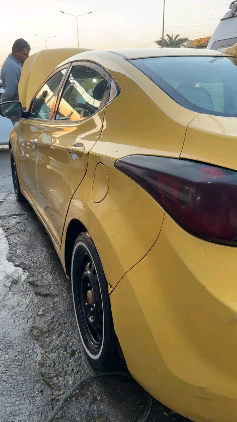 السيارة هيونداي إلنترا موديل غير محدد باللون الأصفر. تحتاج إلى بعض الصيانة البسيطة على الصبغ الخارجي. المحرك بحالة جيدة ولا توجد مشاكل في الأداء. السيارة كير عادي وبحاجة لتغيير طقم الكوش داخل السيارة. متوفرة للاطلاع في موقع محدد عند الاتفاق.