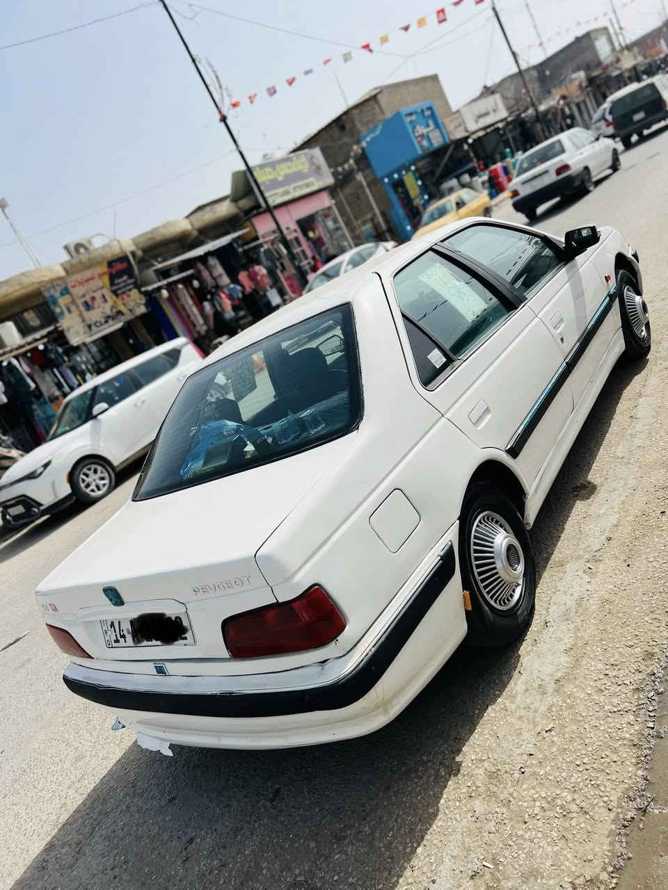 بيجو بارص2011مكينه وكير مكفولات وكهربائيات كلها شغاله
السياره مصبوغه عام للجماليه وبيها ظربه الجاملغ وره السايق 
رقم بصرة انكليزي مشروع وطني تحويل مباشر السعر عالخاص***********عنواني واسط الصويرة
