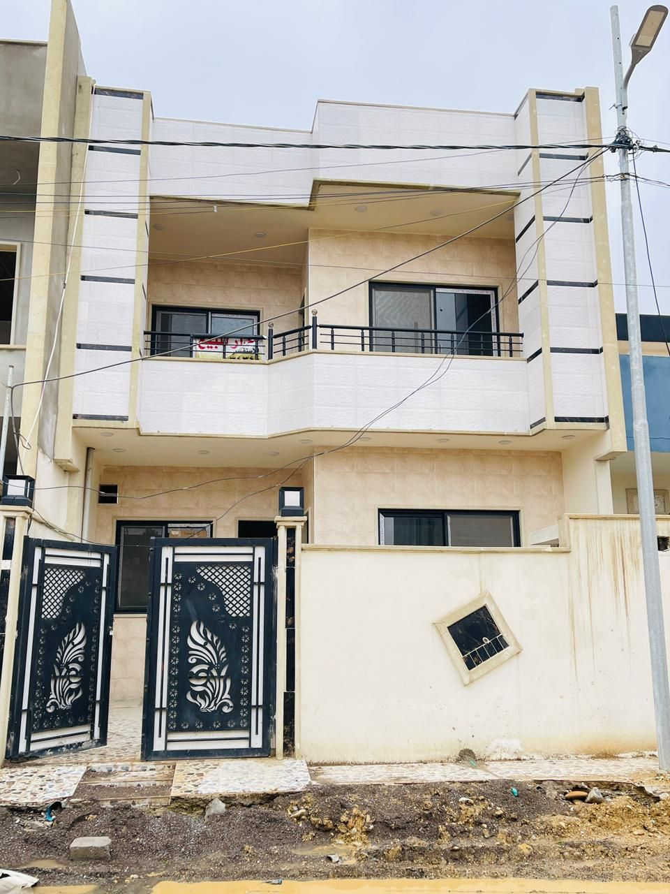 ✨🏡 للبيع | دار سكني بناء حديث – ملك صرف (طابو الزهور) ✨

📏 المساحة: 150م²
🏠 عدد الطوابق: طابقين
🧭 الاتجاه: قبلة
📐 الأبعاد: واجهة 7.5م × عمق 20م
🧱 الحالة: بناء حديث

🔹 تفاصيل الدار:

▪️ الطابق الأول:
 • غرفتين نوم 🛏️🛏️
 • هول 💺
 • استقبال
 • صحيات 🚿
 • منور
 • مطبخ 🍽️
 • كراج 🚗

▪️ الطابق الثاني:
 • هول
 • أربع غرف نوم 🛏️🛏️🛏️🛏️
 • صحيات 🚿
 • سطح

📍 موقع الدار: حي السماح – الأطباء
📌 خلف جامع طه
📑 الشرط: وكالة وتحويل رسمي

📞 للتواصل والاستفسار:

🏢 مكتب سما الخير للعقارات والمقاولات العامة
👤 بإدارة: أبو مصطفى
📍 حي السماح الأولى – شارع 30، قرب جامع طه

📲 ***********
📲 ***********

✨ نستقبل كافة الطلبات والعروض العقارية:
🏡 سكني | 🏢 تجاري | 🌾 زراعي

#دار_للبيع #عقارات_الموصل #حي_السماح #الأطباء #طابو_الزهور #ملك_صرف #بناء_حديث #سما_الخير #بيع_وشراء #عقارات_العراق #Mosul #RealEstate
