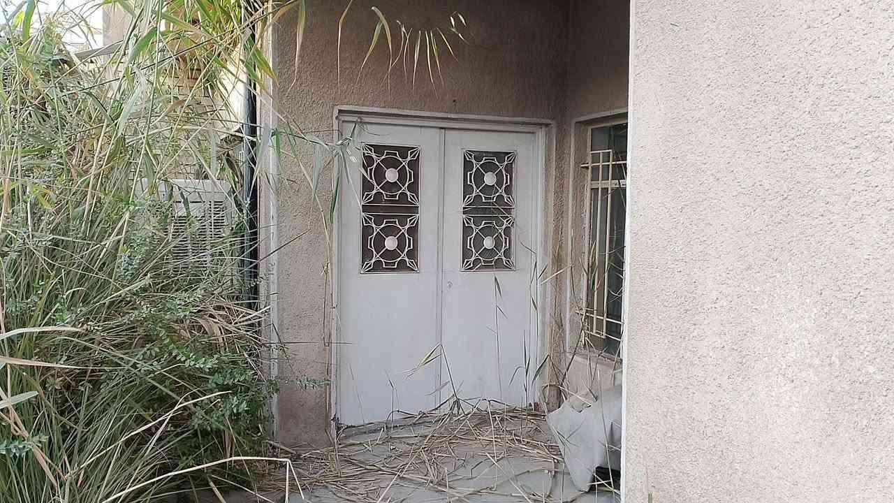 السلام عليكم دار للبيع شهداء العبيدي الثانية خلف كوزمتك هشام ٢٠٠ متر طابو صرف طابق ونص يحتوي على استقبال ومطبخ واربع غرف نوم وحمامين وترك واسع حول البيت وجهة للقبلة وجدا نفه وجاهز للسكن ومعاملة العائدية كاملة مكملة يعني مابي اي نقوصات السعر ٢٠٠ وبي مجال بسيط للاستفسار الاتصال على الارقام التاليه 
***********
***********
