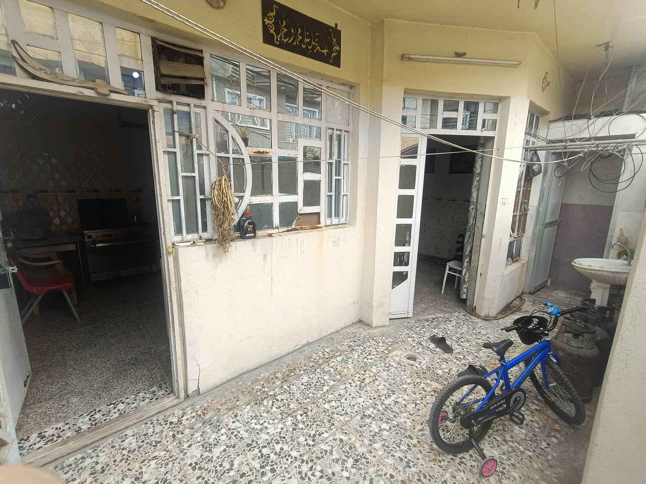 السلام عليكم
بيت معروض للبيع 100م طابقين طابو صرف زراعي سند 25 الشعر الدوانم قريب جامع بيت هاتو تواصل ***********
***********
