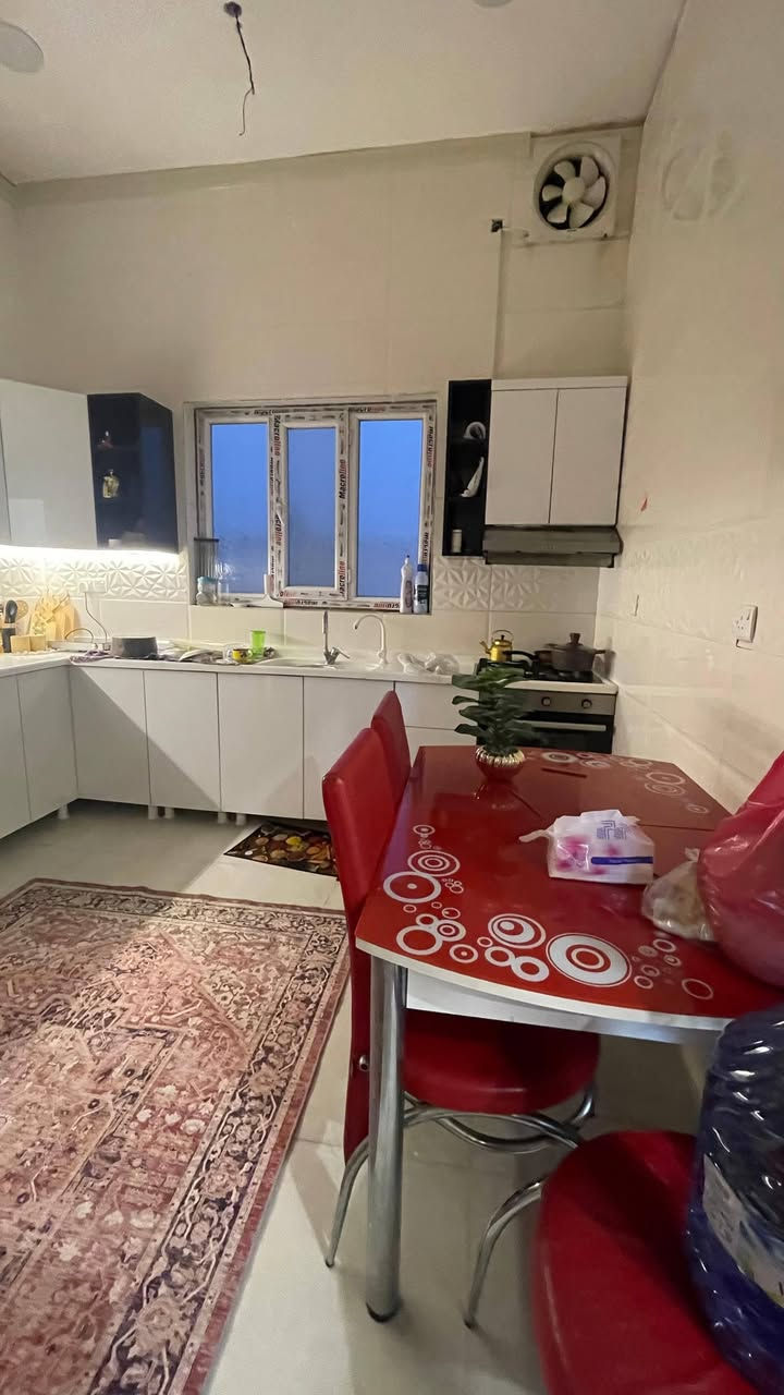 #اسعد_الله_اوقاتكم_بكل_خير 
#البصره 
هاتف ☎️ *********** ☎️
منزل للبيع طابقين بناء حديث المساحة 190 بناء طابووق عبارة عن  بيتين كل بيت معزول لوحد بدرج خارجي وتصميم تركي يحتوي الطابق الارضي ثلاث غرف نوم والطابق الثاني معزول تماما   العنوان عويسيان بشارع مدرسة الإعلام يبعد عن الشارع العام سايدين ابو الخصيب 150 متر حوالي 3 دقائق مشي كلش قريب ع الشارع 
وجدا قريب على مركز البصرة والعشار 
ملاحظة الأرض طابو صرف زراعي بأسم عراقي يسويلك وكالة بأسمك صاحب الأرض نفسة
ومكفولة كفالة الأرض من كل الدوائر القانونية أصولية سند 25
السعر 215 و بي مجال 
هاتف ***********
