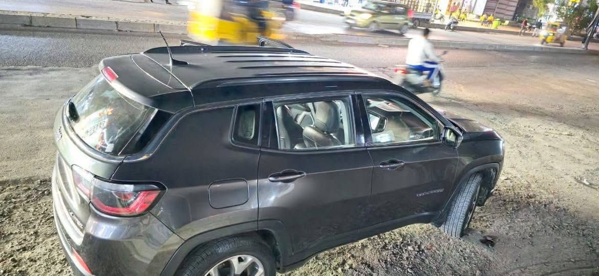 السلام عليكم بيع جيب كومباس او مراوس  موديل 2018 حادث موضح بل صوره بدون شواصي ولغود محرك 2400 ماشيه 124 قابل للزياده بصمه تشغيل عن بعد سايد بريك بصمه كامره خلفيه شاشه كبيره تحكمات ستيرن مانع انزلاق رقم بغداد جديد سنويه جديده بيها سونار جديد سياره خير من الله السعر 138 وبي مجال. مكلف بل نشر. للتواصل مع صاحب السياره اتصل. ***********
