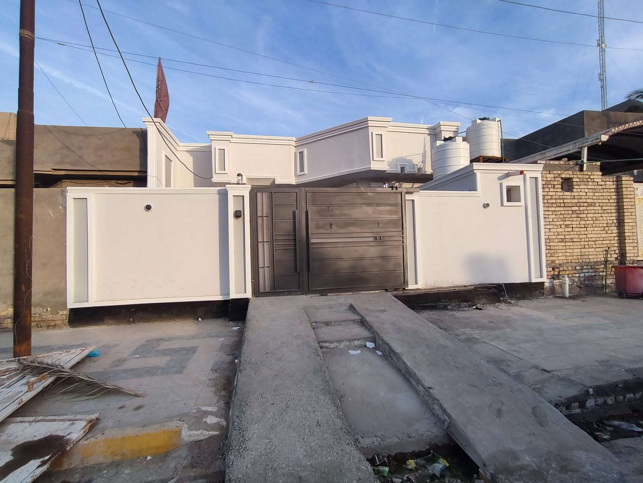 بسم الله الرحمن الرحيم
بيت مساحه 200 طابق واحد مكون من كراج صحيات خارجيه وداخليه استقبال مطبخ صاله غرف 2 
الموقع التفيج على شارع اربعين 
للاستفسار على الرقم التالي ***********
للاستفسار بشكل مفصل عند مكتب عقارات السبطين في شارع الحسينيه
