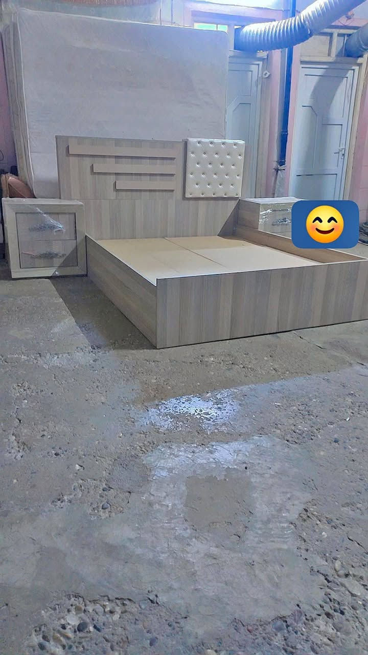 تخت  نضافته ٩٠ بلميه خشب ثكيل ٨٠ قفل واصلك البيت و شراي يتصل ***********  ***********
