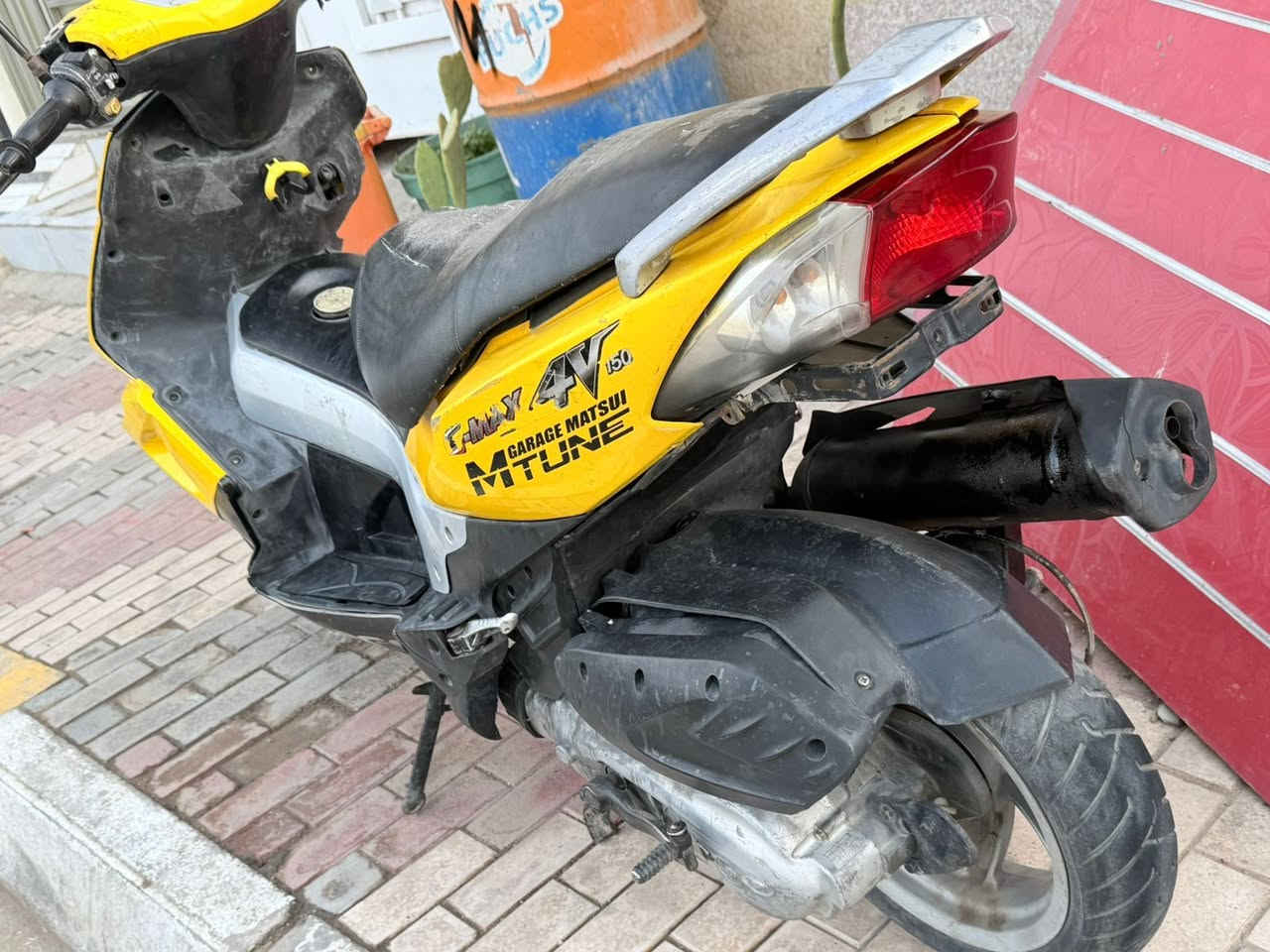 السلام عليكم دراجه جي ماكس محرك 150 للبيع ما مفتوحه بيها فقط ضربه بلكفرات شغاله سلف هندر 
المكان الحر 
السعر 450
***********
