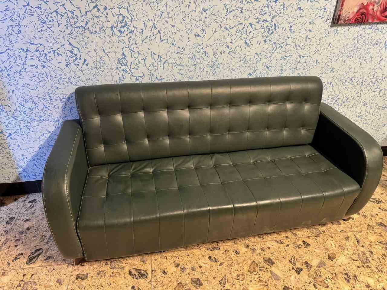 سلام عليكم 
تخم 7 مقاعد جلد مستخدم شهر 300 الف
ثلاجه 150 الف
ستول عدد 2 سعر 75
ميز طعام كراسي 3 عدد 60 الف
بردات عدد 6 بيهن متر ستندر بيهن مترين سعر 200
بغداد البلديات
***********
