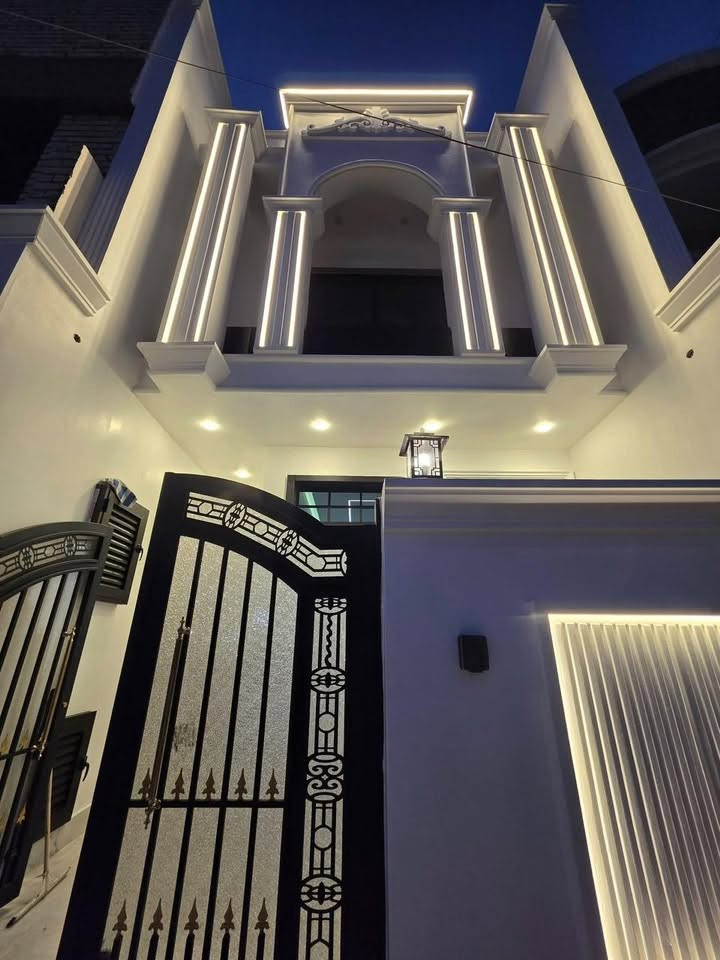 ## 🏠 بيت مميز للبيع في حي الجهاد (ديوان الاصيل) 
📍 **الموقع:** بغداد - حي الجهاد / منطقة ديوان الاصيل
📐 **المساحة والأبعاد:*
 * **المساحة الإجمالية:** 100 متر مربع ✨
 * **الواجهة:** 5 متر 📐
 * **النزال:** 20 متر 📐
### 🧱 تفاصيل وتقسيم البيت:
 * 🚪 **المداخل:** يحتوي على **مدخلين منفصلين** لتوفر خصوصية تامة لأهل البيت والضيوف.
 * 🛋️ **صالة استقبال** واسعة ومريحة + 🍳 **مطبخ** بتصميم استغلالي ذكي.
 * 🛏️ **غرف النوم:** 3 غرف نوم موزعة بشكل ممتاز.
 * ☀️ **التهوية والإضاءة:** يحتوي على **ترك وسطي** يضمن دخول الضوء الطبيعي والتهوية لجميع الغرف.
 * 🪟 **الشبابيك:** شبابيك البيت بالكامل مصنوعة من **الألمنيوم** الفاخر.
 * 🚽 **الخدمات:** حولي داخلي + **مجموعتين صحيات كاملة** (عدد 2) 🛁.
📞 **للمعاينة والاستفسار، يرجى الاتصال بنا:
📱 ***********
***********
