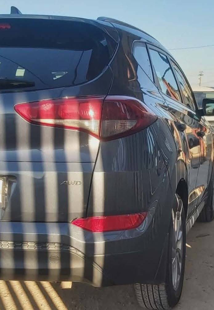 سلام عليكم هونداي توسان ٢٠١٨ محرك ٢٠٠٠ رقم قادسيه دولي بأسمي هزه جديده وارد امريكي حادث فقط بنيد اصلي بدون دواخل عداد المسافه ٨٢ الف مواصفات  فوريل ويل ٣ وضعيات قياده شاشه كامره خلفيه  كشن كهربائي + تدفئه   مانع انحدار  جاهزه من جميع النواحي استعمال قليل السعر 150$ مكان الديوانيه رقم الموبايل ***********
