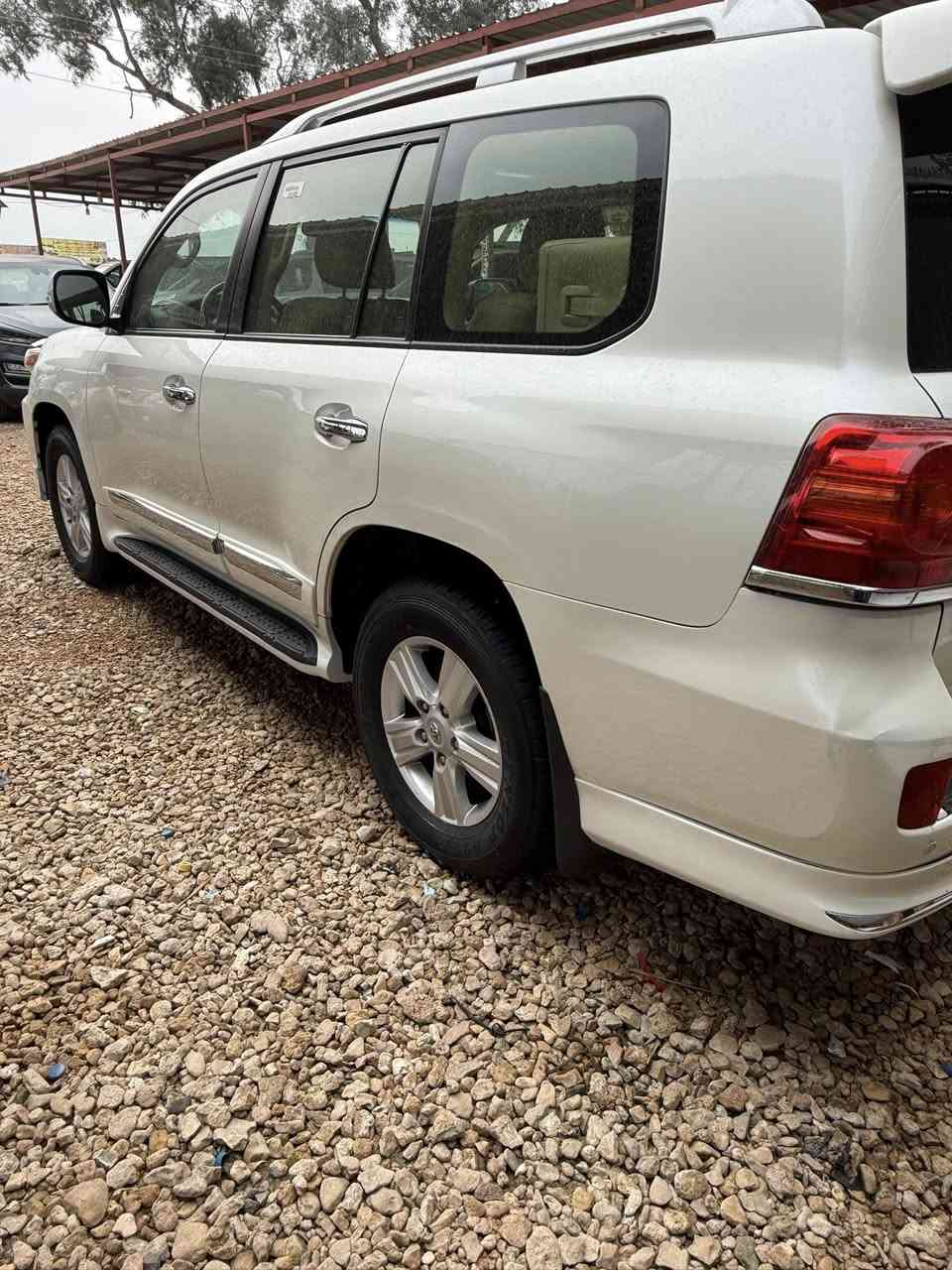 سلام عليكم لاندكروز مديل 2014فطيم سياره جديده ماشيه 130 الف تخم تاير كير مكينه حداديه سياره جديده وضع الشركه  مكينه V6مكان بابل الشوملي الستفسار ***********
