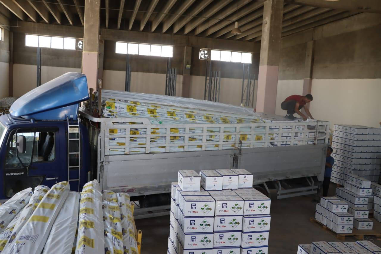 صنع في العراق يقتحم السوق المحلي 

في خطوة واعدة تعكس التقدم الصناعي المحلي وتؤكد كفاءة المنتج الوطني أطلق مصنع المنتجات المطاطية التابع للشركة العامة للصناعات المطاطية والإطارات أولى شحنات منتج أنابيب PPR علامة بولي ماكس عالي الجودة إلى وكيله الحصري شركة أمواج الطيب للتجارة العامة في إطار خطة استراتيجية لتعزيز حضور المنتج العراقي في السوق المحلي.

ويأتي ضمن مساعي وزارة الصناعة والمعادن لتوفير بدائل محلية منافسة للمستورد بجودة عالية وبأسعار مدروسة تسهم في دعم الاقتصاد الوطني وتشجيع الاعتماد على الإنتاج المحلي.
وقد تمت عملية التسويق بنجاح بعد اجتياز المنتج لجميع الفحوصات الفنية والمعايير القياسية، حيث يتميز منتج PPR المصنع محليًا بمتانته وكفاءته في نقل المياه واستخدامه في شبكات التدفئة والتبريد ويعد خيارًا مثالياً للمشاريع السكنية والصناعية الحديثة.
ويعد هذا الحدث خطوة أولى ضمن سلسلة من المبادرات الهادفة إلى تطوير منظومة الإنتاج والتسويق الصناعي في العراق بما يحقق التكامل بين القطاعات الحكومية والقطاع الخاص ويعزز مسيرة الاكتفاء الذاتي.
ولمزيد من المعلومات الاتصال على قسم التسويق 
*********** 
ويمكنكم متابعة مواقع الشركة العامة للصناعات المطاطية والاطارات على الروابط ادناه
الفيسبوك 
https://www.facebook.com/profile.php?id=100064145823236&mibextid=ZbWKwL
  الانستغرام على الرابط التالي 
https://www.instagram.com/rubbertyre/?igshid=dxb8xj86vd2n
ومتابعة صفحة الشركة على تويتر على الرابط التالي 
https://twitter.com/i/flow/login?redirect_after_login=%2Frubbertyredb
وعلى برنامج tik tok 
https://www.tiktok.com/@rubbertayer
وعلى اليوتيوب 
https://www.youtube.com/channel/UCnLID0Dv4JpAfzcG4b3OAMQ
بالاضافة الى موقع للشركة الرسمي https://scrti.industry.gov.iq
