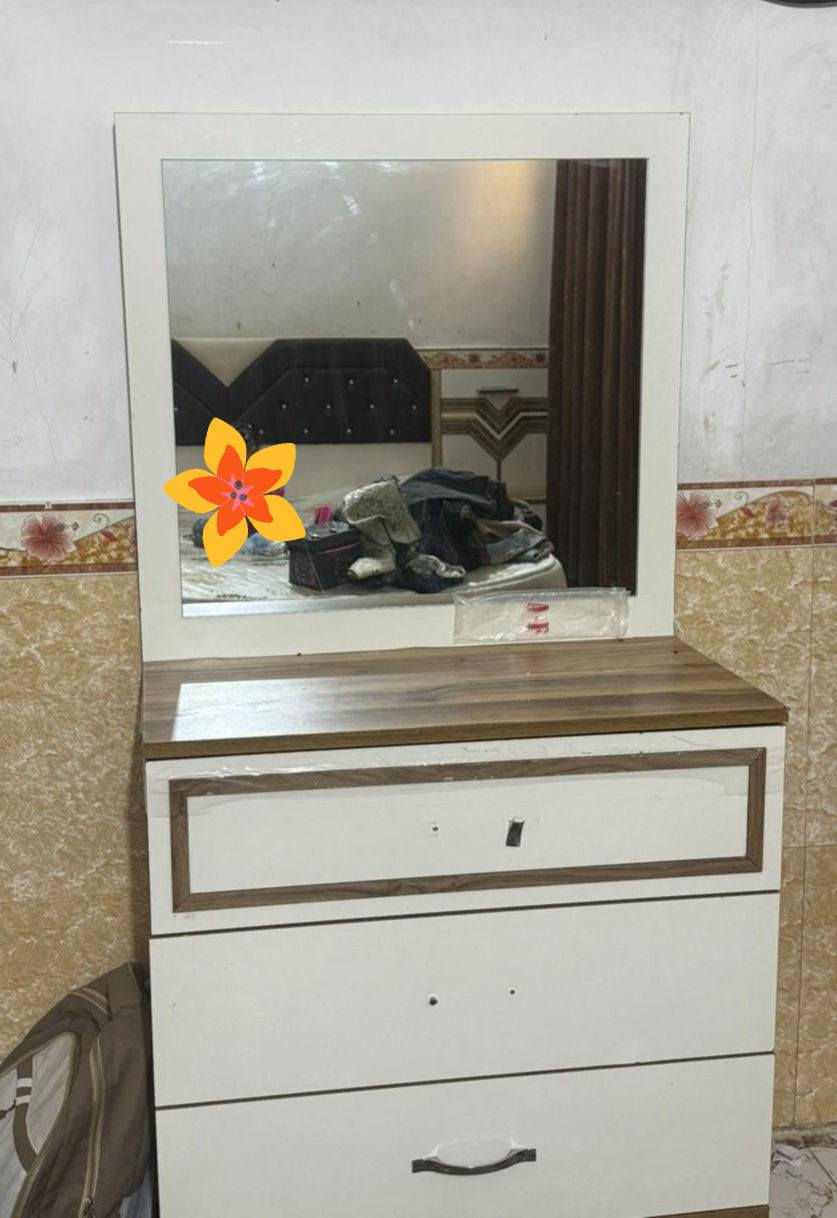 السلام عليكم غرفه تركيا للبيع وهاي الصور كدامكم والاضرار البيهه العنوان النجف حي الوفاء للاتصال على هاذا الرقم***********والاستفسار على السعر وبيكم خير وتدللون
