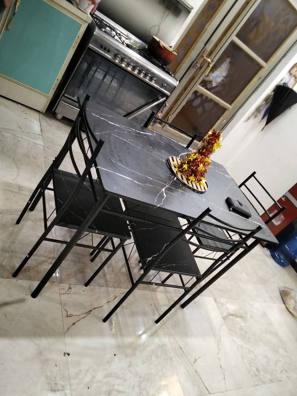 تخم للبيع نضيف جدا  سعر 500 وبيه مجال قليل عدد المقاعد 10.  ميز طعام 75 قفل مكاني شهداء ا البياع قرب رضا مول


**إذا كنت صاحب هذا الإعلان وتريد حذفه لأي سبب، رجاءا أرسل رسالة إلى الدعم الفني**