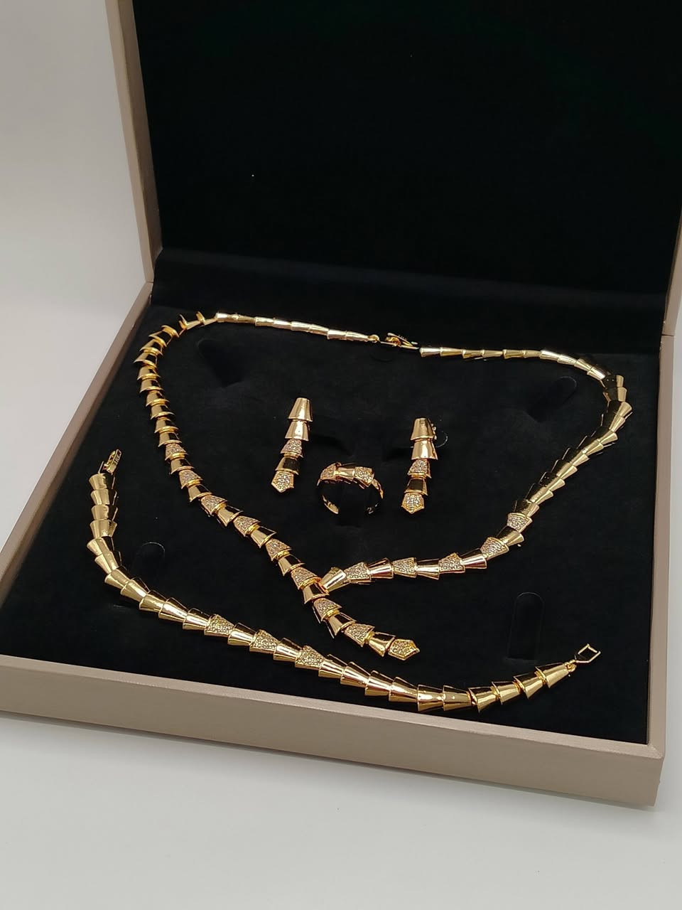 سيت ماركة بولكاري مختم مع الملحقات كامل يوجد توصيل جميع المحافظات


**إذا كنت صاحب هذا الإعلان وتريد حذفه لأي سبب، رجاءا أرسل رسالة إلى الدعم الفني**