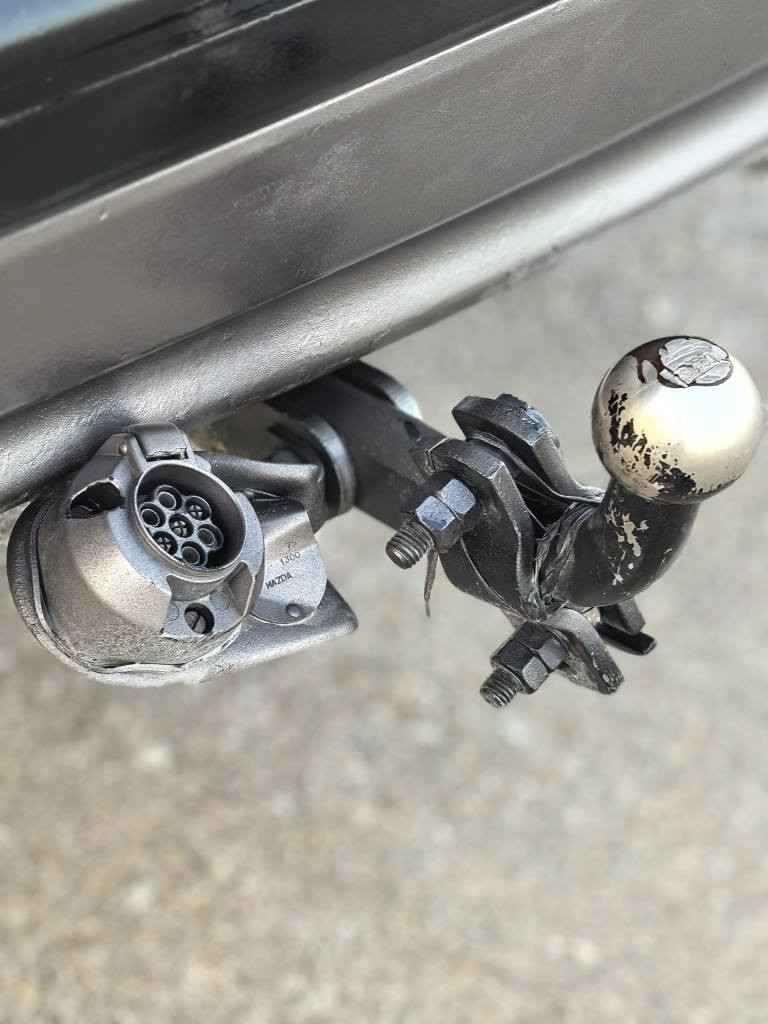 بسم الله 

مازدا  1990
ئاڕم پلاستیک سلێمانی 
مەکینەی هەشت و بەخ
ڕەنگی نەوتیە 
تایەی تازەو ویلی سۆپەری لۆکی لە ژێرایە
کارەبای و گەرمی  و لایت و تەجیل  و فڵچەی پێش و دوای ئیشەکات  
هیچ هیچ دەعمی پێوە نیە  
دەعامی بۆ دەعامی بەشەرتی فەحس 
ئاڕمەکەی بەشەرتی ئەوەلیات 
سعری ۲٦ گەڵا و مەعمەلەیە 
گۆڕینەوەش ئەکەم لەسەر دڵ گرتن
سلێمانی هەواری شار 
(***********)(***********) السليمانية, العراق
