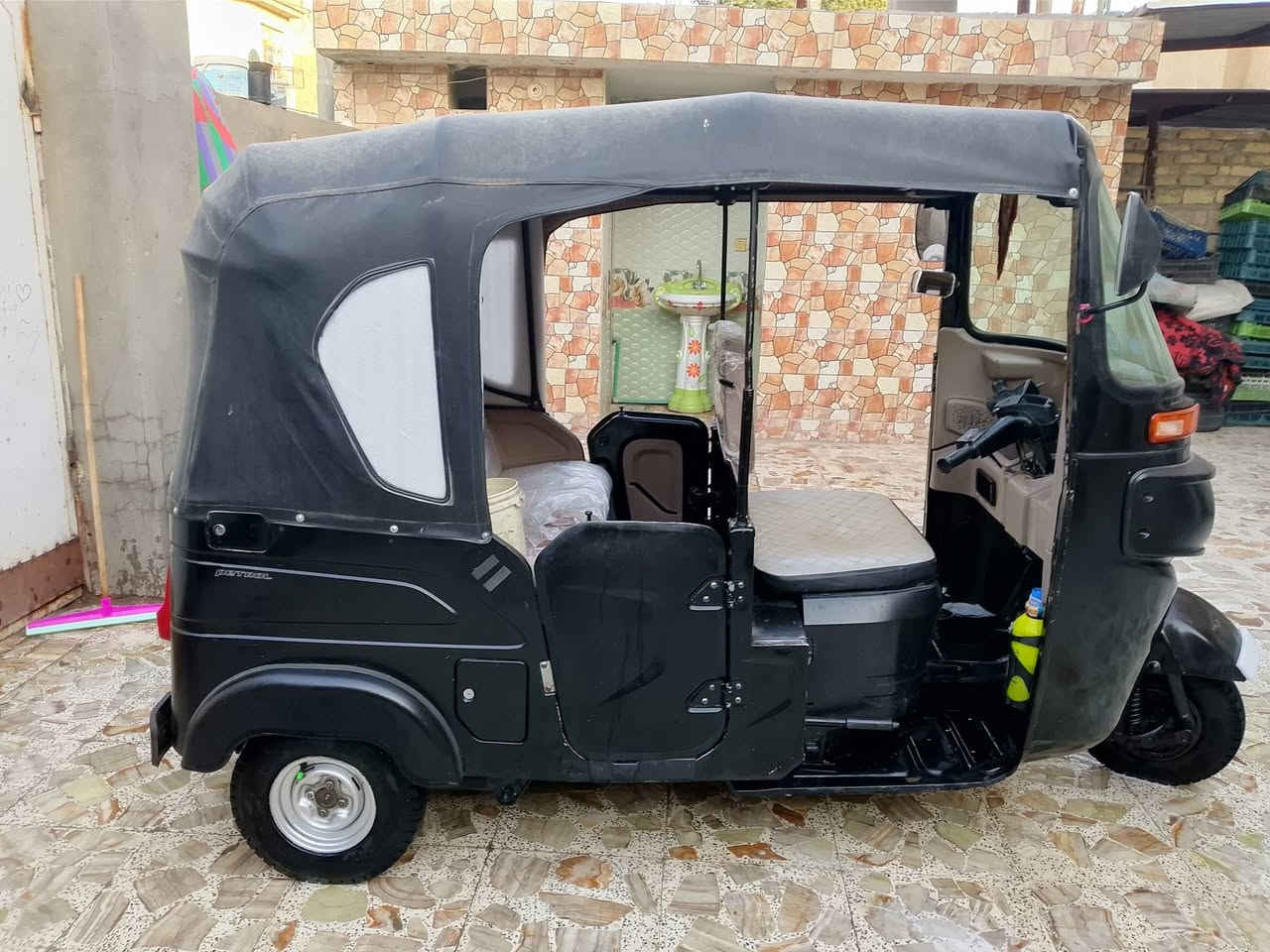 تكتك للبيع مكان كوت حي الجهاد
***********
