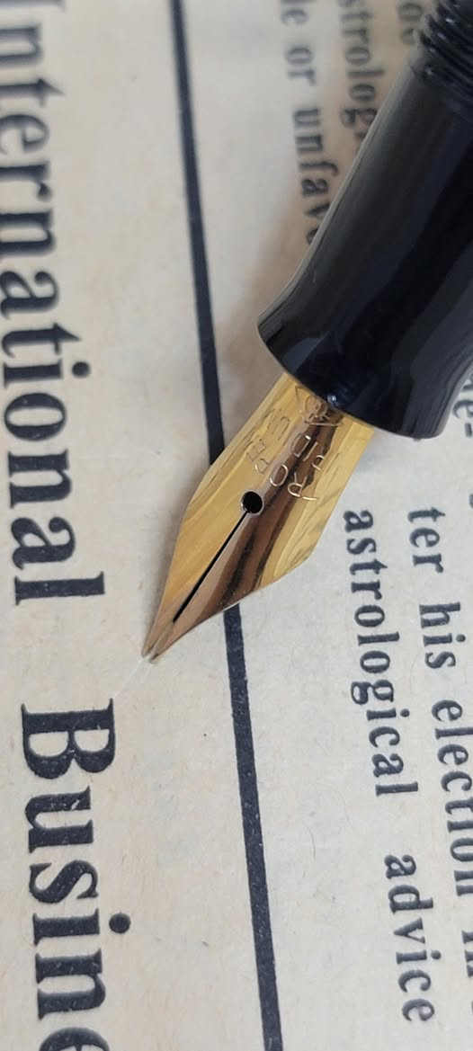 السلام عليكم
توفر قلم تروبين الماني الصنع غير مستخدم نهائيا بالعلبة مع تطوالة مكتب

سنة الصنع : ستينات
بلد الصنع : المانيا
البدن : ريزن لامع اسود حامل الورق لون ذهبي 
نظام التعبئة : piston خزان داخلي يسحب كمية كبيرة من الحبر
حجم النبلة : Flexible Nib نبلة تتوسع بالضغط (اخر صورتين توضح الفرق)
السعر مع علبة حبر 50 مل : *65،000 دينار * بدل من *70،000*
للحجز يرجى مراسلتنا عبر الواتساب 
***********
