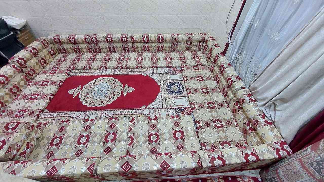جلسة عربية (ديوان) نظيف جداً.

مستخدمة موسم واحد فقط وبحالة ممتازة (نظيفة جداً والشوف أحسن دليل). ألوانها زاهية وجميلة مثل ما موضح بالصور.
​العدد: تتكون من 7 دواشگ كاملة.
​قياس الدوشك الواحد( تقريباً 2 متر).
​ مع (مساند الظهر) عدد 12
ومساند ضهر وزاوية عدد2 .
تچوات عدد 6
​القماش والاسفنج بحالة ممتازة، خالية من أي عيوب.
​السعر:  (190 ألف).
​العنوان: النجف الأشرف - الكوفة - حي ميسان - نهاية شارع الكيات.
*********** النجف, العراق
