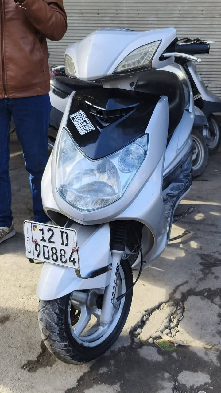 السلام عليكم
سكنس فحل ياباني
مكينه جديده برغي مافتوح بيها
عقل مفتوح يمشي فول ال 110 
لايت زيلون عدسه
كهربائيات كله شغاله.
تحريكه معدل فول 
تايرات زوج جدد
سعر مليون و800 بيه مجال
شرط التحويل (*********** )
