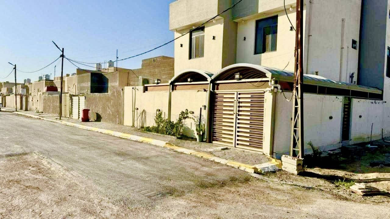 #إعلان رقم (196)
               
//دار للبيع المكان مجمع الدوح السكني   //

  #التفاصيل
العنوان مجمع الدوح قرب أسواق الدوح القديمة
ابواب وشبابيك درجة اولى شغل معمل الفرات والبيت بنائه ع يد صاحب البيت

                        سنة البناء _ ٢٠٢٣ _

                         الدار طابقين
يحتوي الدور الارضي  _ غرفتين + صالة + استقبال + مطبخ + صحيات  داخلية وخارجية     + حديقة كبيرة + كراج يتسع سيارة 

الدور الاول يحتوي _ اربع غرف  نوم + صالة كبيرة + مجموعة صحيات

 #الدار مسحوب علية قرض المصرف العقاري                   

                     المساحة_ 200 _ م _ 
           المبلغ الكلي للدار  _ 243 _ مليون 
         القسط الشهري _ 460 _ الف دينار 
              
                                                                            
#الاستفسار اكثر مراجعة مكتبنا او مراسلة الصفحة او الاتصال على الرقم ادناه 

#العراق _ السماوة _حي العسكري _ قرب جامع الامام علي (ع)

#رقم المكتب_ ***********_سيد ولاء
                         _ *********** _ابو حسين                                                  
 
              #الخارطة للاستثمار العقاري #
                         _خدمات عقارية_
