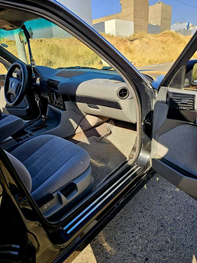 BMW 525i.  V6
موديل1991
سنوية جديد محرك كبس بشرط 
سيارة كفالة عامة من محرك وكير اوتامتيك وكلشي 
تبريد ثلج منضومة كاملة 
سيارة بدون دعمة صبغ جمالية فقط.
مكينه((6 سلندر مسكر جتال)) نشاط جدا قوي.
رقم سليمانية جديد سنوية لحد الـ 2030 فراغة وكالة
للتواصل:*********** السليمانية, العراق
