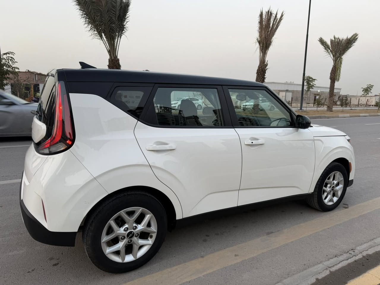 كيا صول ٢٠٢٣ فول
� للبيع – Kia Soul 2023

🔹 الموديل: 2023
🔹 اللون: أبيض مع سقف أسود (Two Tone)
🔹 المحرك: 2.0 لتر – 4 سلندر
🔹 ناقل الحركة: أوتوماتيك (CVT)
🔹 العداد: ____ كم
🔹 الحالة: ممتازة – صبغ بنيد وجاملغ فقط – شاصي سليم

المواصفات الداخلية:

 • شاشة معلومات وترفيه 10.25 إنش
 • دعم Apple CarPlay & Android Auto
 • شحن لاسلكي للهواتف
 • مقاعد كهربائية
 • تشغيل عن بُعد (Remote Start)
 • تشغيل ذكي زر تشغيل + Smart Key
 • تحكم كامل من المقود
 • بلوتوث + USB
 • تكييف أوتوماتيك
 • شاشة عدادات واضحة
 • خامات داخلية نظيفة ومريحة

أنظمة السلامة والمساعدة:

 • رادارات أمامية
 • نظام النقطة العمياء (Blind Spot Monitoring)
 • تنبيه حركة المرور الخلفية
 • كاميرا خلفية
 • نظام الثبات والتحكم بالانزلاق

مميزات إضافية:

 • اقتصادية في الوقود
 •
 • السيارة نظيفة وجاهزة للاستخدام

📍 الموقع: بغداد – البياع 
💰 السعر: 138 
 قفل تم تنزيل السعر 

📞 للتواصل: *********** –
