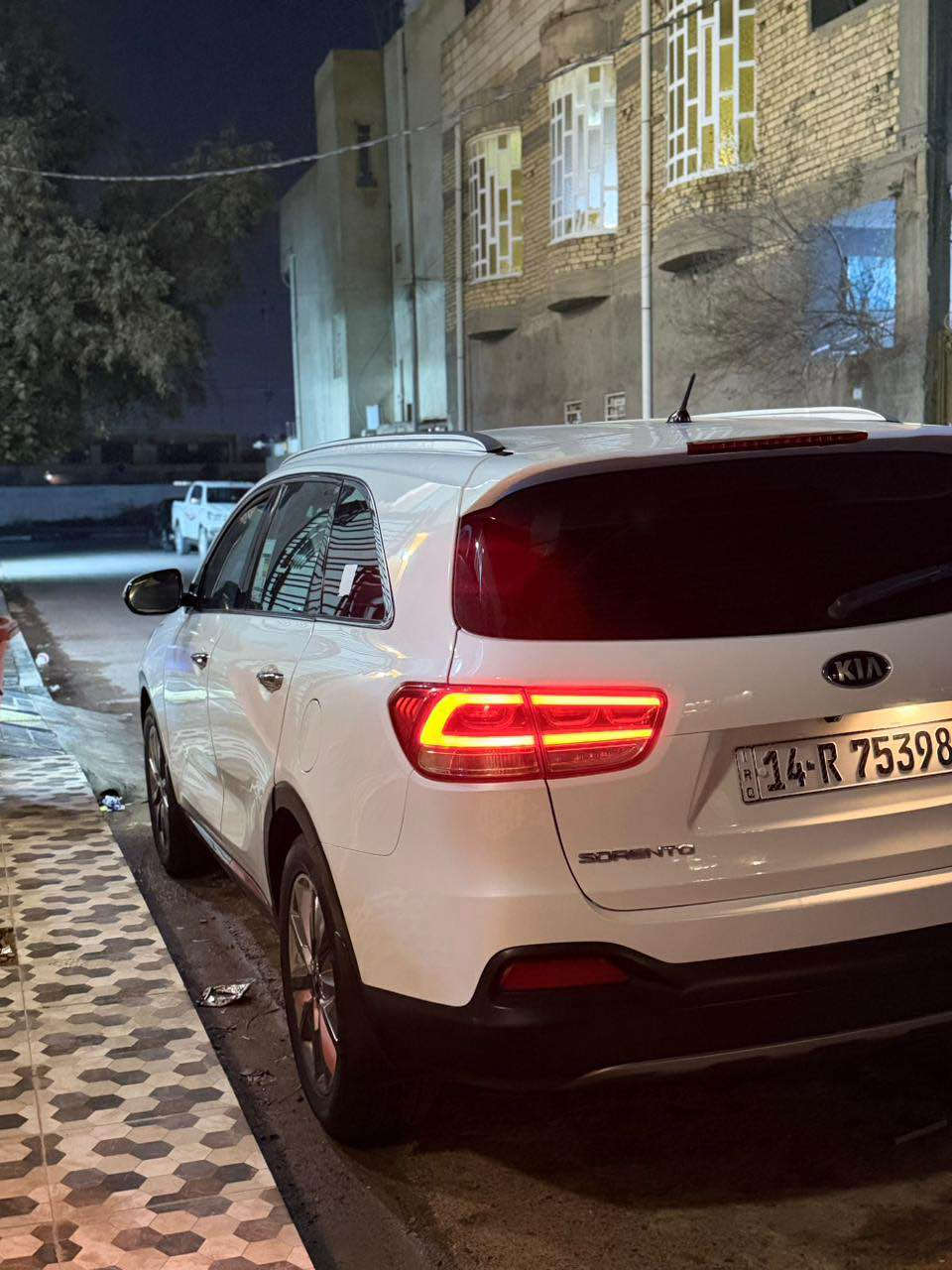 السلام عليكم ورحمة الله وبركاته 
كيا سورنتو موديل 2018 خليجي كفالة عامة ما عدا كارت في الداير الخلفي فقط السيارة تعتبر كفالة عامة السيارة جديدة جداً جداً السيارة فول مواصفات عدا البنرامة 
حجم المكينة 6  سلندر كفاله عامة 
كير 8  نمر ايضاً كفالة 
السيارة جديدة جداً من حدادية 
وتايرات تم استبدالهن اليوم ويوجد لدي وصل بهن شرط اصليات مالات كوري سعر التخم صار علي 500$
السيارة رقم بصرة بأسمي حصراً 
السيارة مالت بيت ومامتعوبة نظيفة جداً الحمدلله 
ماخذينها زيرو وهسة حالياً ماشيةkm 85 وقابل للزيادة
مواصفات السيارة 
بصمات ابواب 
بصمة تشغيل
بصمة باب الصندوق 
صندوق كهرباء مع شفط
لدي امامي
لد خلفي 
كشافات ضباب امامي 
كشافات ضبابي خلفي
حجم المكينة 6 سلندر المرغوبة
بردات تضليل خلفية بلادية 
عدد المقاعد 7 راكب 
كامرة خلفية
حساس امامي 
حساس خلفي 
مساعد ركن السيارة 
تحديد مسار السيارة 
ستيرن كهرباء 
تحكم ستيرن  جهتين
شفتات سرعة 
نظام ايكو 
نظام سبورت 
نظام نورمال 
تبريد 3 قطع  ثلج الحمدلله 
بعد بيها هواي مواصفات 
مكان السيارة البصرة ياسين خريبط
رقم الهاتف ***********
السعر 232 بيها مجال حك الجية ورجاءاً لحد يكسر بسعرها السيارة مالت بيت ومامتعوبة ماخذها زيرو. واسف على الاطالة 
الله يرزق الي ياخذها البصرة, العراق
