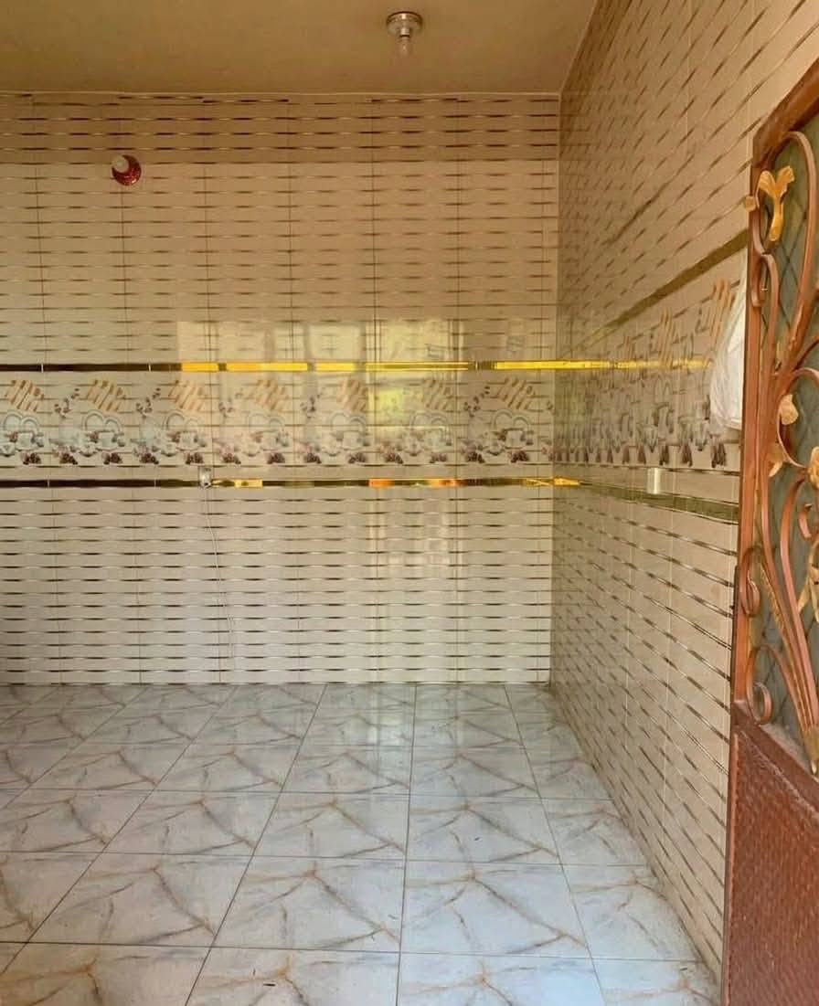 دار للبيع في بعقوبة ام الكرفس ١٥٠م 
عالشارع السايدين ملك صرف طابقين 
الطابق الأول كراج سياره  واستقبال ومطبخ وصاله كبيره وحمام وغرفه 
والطابق الثاني ٣غرف ومجمع صحيحات فوك جدام كل غرفه بلكونه
السعر ١٨٠ بيه مجال 
للإستفسار الاتصال على ***********
